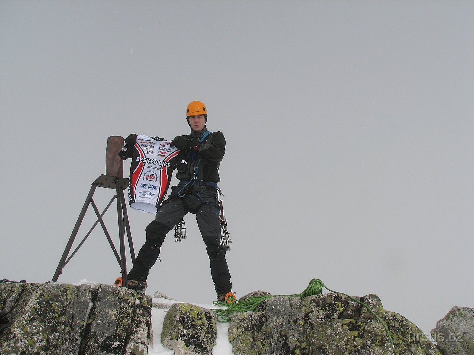 tatry 379.jpg - Jsme nahoře. Počasí se nám změnilo k horšímu a Lukáš vytahuje svůj sváteční bikerský dres.